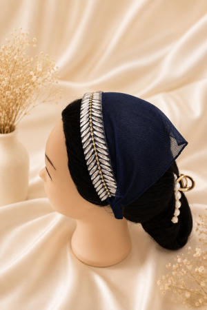 Baticute cu accesoriu pe coronita/cordeluta - Baticut elegant pentru biserica pe coronita, bleumarin, din tulle fin cu strasuri argintii tip frunza, accesoriu de cap feminin si rafinat.
