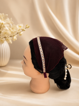 Baticute cu accesoriu pe coronita/cordeluta - Baticut elegant pentru biserica pe coronita, bordo, din tulle fin cu strasuri champagne, accesoriu de cap feminin si rafinat.