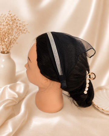 Baticute & Cordelute - Baticut elegant pentru biserica pe coronita din tulle negru cu mai multe randuri de strasuri argintii.