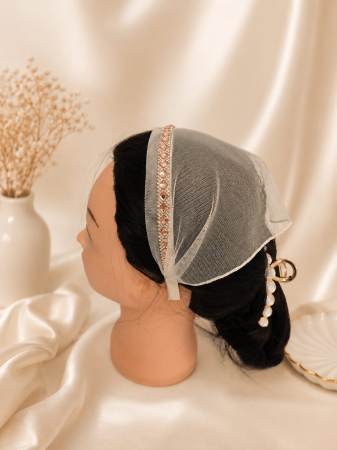 Baticute cu accesoriu pe coronita/cordeluta - Baticut elegant pentru biserica pe coronita, Ivoire Perlat, din tulle fin cu banda decorativa rose-gold, accesoriu de cap feminin si confortabil.