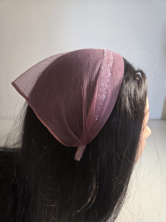 Baticute cu accesoriu pe coronita/cordeluta - Baticut elegant pe coronita din tulle, model Trandafiriu strasuri delicate