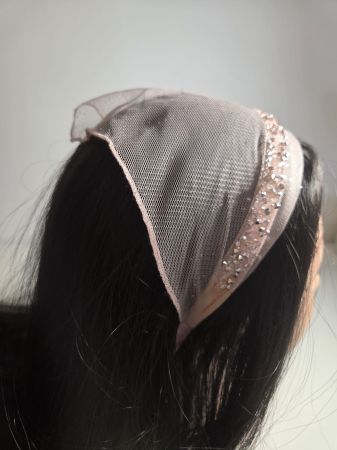 Baticute cu accesoriu pe coronita/cordeluta - Baticut elegant pe coronita din tulle, model Roz Pudrat strasuri delicate