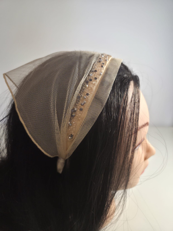 Baticute cu accesoriu pe coronita/cordeluta - Baticut elegant pe coronita din tulle, Bej Auriu strasuri delicate
