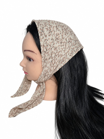 Baticute Plisate cu Model - Baticut plisat bej crem cu imprimeu floral maro, accesoriu de cap feminin, usor si confortabil pentru biserica si tinute modeste.