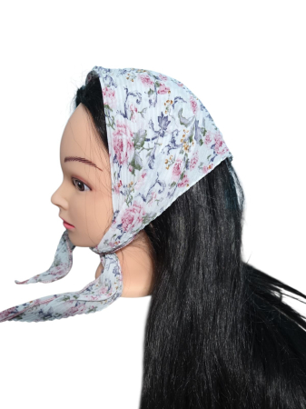 Baticute Plisate cu Model - Baticut plisat bleu cu imprimeu floral roz, accesoriu de cap feminin, usor si confortabil pentru biserica si tinute modeste.