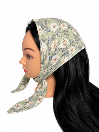 Baticute Plisate cu Model - Baticut plisat verde salvie cu imprimeu floral alb, accesoriu de cap feminin, usor si confortabil pentru biserica si tinute modeste.