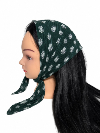 Baticute Plisate cu Model - Baticut plisat verde inchis cu imprimeu floral alb, accesoriu de cap feminin, usor si confortabil pentru biserica si tinute modeste.