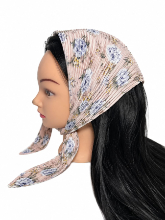 Baticute Plisate cu Model - Baticut plisat roz pudrat cu imprimeu floral albastru si alb, accesoriu de cap feminin, usor si confortabil pentru biserica si tinute modeste.