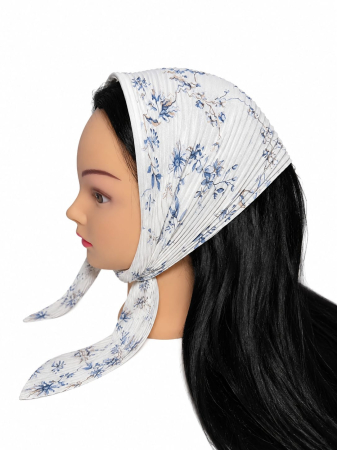 Baticute Plisate cu Model - Baticut plisat alb cu imprimeu floral albastru, accesoriu de cap feminin, usor si confortabil pentru biserica si tinute modeste.TVL..
