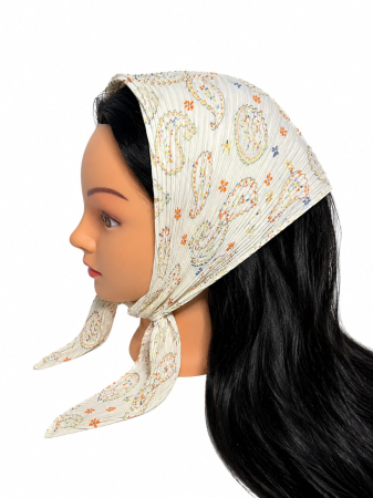 Baticute Plisate cu Model - Baticut plisat alb crem cu imprimeu paisley multicolor, accesoriu de cap feminin, usor si confortabil pentru biserica si tinute modeste.
