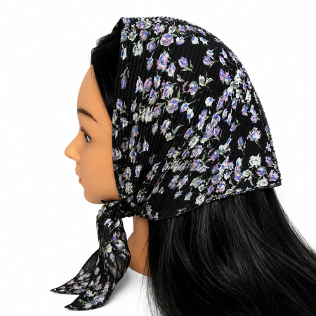 Baticute Plisate cu Model - Baticut plisat negru cu imprimeu floral mov si alb, accesoriu de cap feminin, usor si confortabil pentru biserica si tinute modeste.