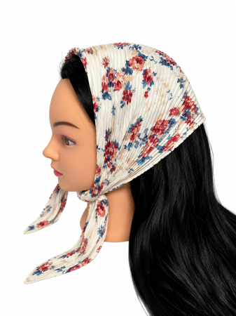 Baticute Plisate cu Model - Baticut plisat alb crem cu imprimeu floral rosu si albastru, accesoriu de cap feminin, usor si confortabil pentru biserica si tinute modeste.