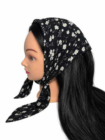 Baticute Plisate cu Model - Baticut plisat negru cu imprimeu floral alb si accente galbene, accesoriu de cap feminin, usor si confortabil pentru biserica si tinute modeste.