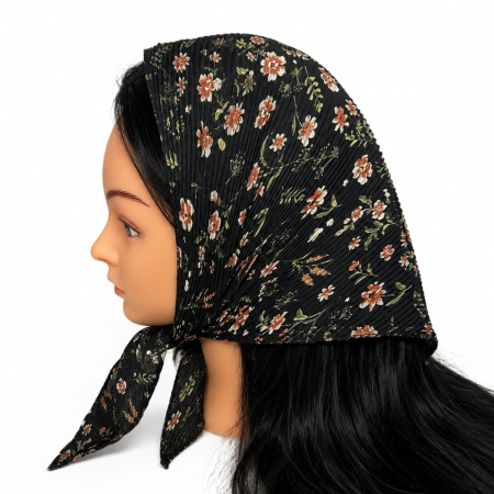 Baticute Plisate cu Model - Baticut plisat negru cu imprimeu floral caramiziu si alb, accesoriu de cap feminin, usor si confortabil pentru biserica si tinute modeste.
