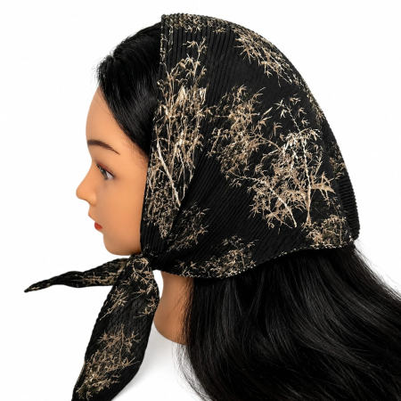 Baticute Plisate cu Model - Baticut plisat negru cu imprimeu ramuri bej, accesoriu de cap feminin, usor si confortabil pentru biserica si tinute modeste.