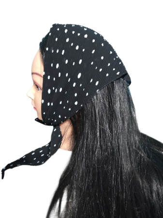 Baticute Plisate cu Model - Baticut plisat negru cu buline albe, accesoriu de cap feminin, usor si confortabil pentru biserica si tinute modeste.