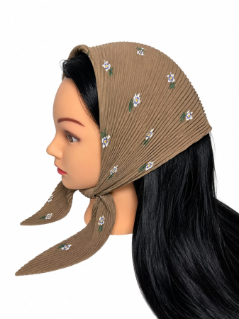 Baticute Plisate cu Model - Baticut plisat bej taupe cu imprimeu floral alb si accente albastre, accesoriu de cap feminin, usor si confortabil pentru biserica si tinute modeste.