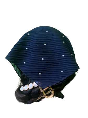 Baticut plisat pentru femei, Bleumarin cu Buline Albe rare si discrete, accesoriu de cap feminin, usor si confortabil. [1]