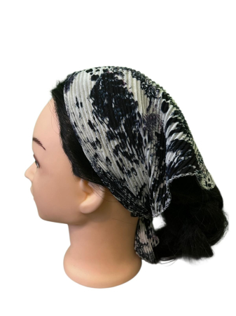 Baticute & Cordelute - Baticut plisat pentru femei, alb-negru cu imprimeu abstract, accesoriu de cap feminin, modern si confortabil.