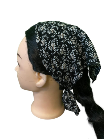 Baticute Plisate cu Model - Baticut plisat pentru femei, negru cu imprimeu botanic bej-alb, accesoriu de cap feminin, elegant si confortabil.