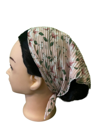 Baticute & Cordelute - Baticut plisat pentru femei, roz pudrat cu imprimeu botanic cu frunze verzi si flori fine roz-alb, accesoriu de cap feminin, elegant si confortabil.