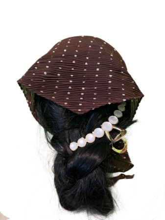 Baticut plisat pentru femei, maro inchis cu buline albe, accesoriu de cap feminin, elegant si confortabil. [1]