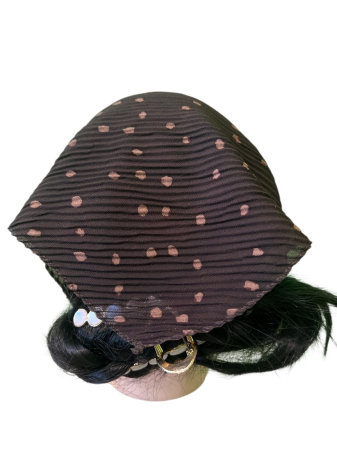 Baticut plisat pentru femei, maro inchis cu buline bej, accesoriu de cap feminin, elegant si confortabil. [1]