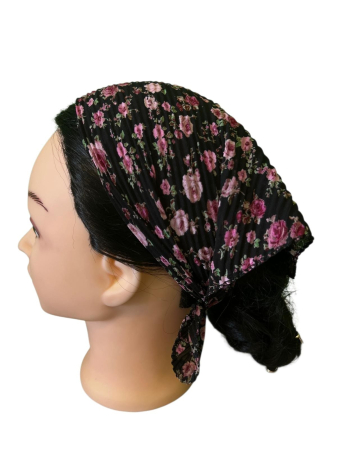 Baticute & Cordelute - Baticut plisat pentru femei, negru cu imprimeu cu trandafiri roz in mai multe nuante si frunze verzi, accesoriu de cap feminin, elegant si confortabil.