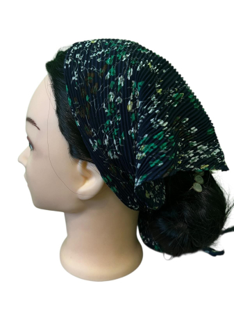 Baticute Plisate cu Model - Baticut plisat pentru femei, bleumarin inchis cu imprimeu floral verde-alb, accesoriu de cap feminin, elegant si confortabil.