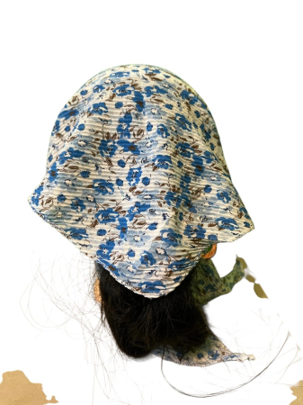 Baticut plisat pentru femei, alb crem cu imprimeu floral albastru, accesoriu de cap feminin elegant si confortabil. [1]