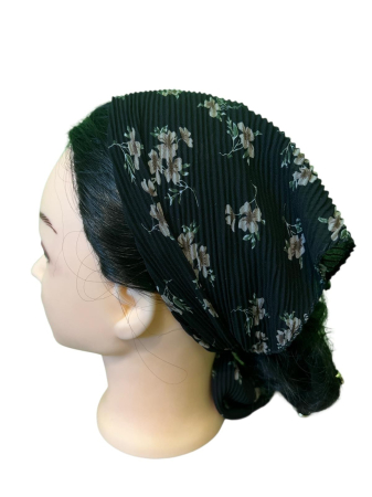 Baticute Plisate cu Model - Baticut plisat pentru femei, negru cu flori bej si frunze verde-gri, accesoriu de cap feminin, elegant si confortabil.