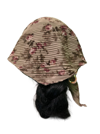 Baticut plisat pentru femei, grej cu imprimeu floral bordo si maro, accesoriu de cap feminin, elegant si confortabil. [1]