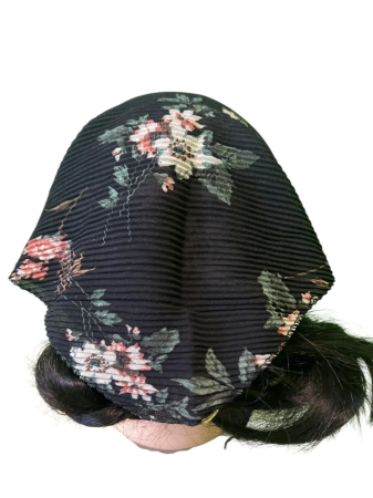 Baticut plisat pentru femei, negru cu flori crem, teracota si verde, accesoriu de cap feminin, elegant si confortabil. [1]
