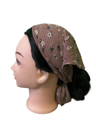 Baticute Plisate cu Model - Baticut plisat pentru femei, roz pudrat cu imprimeu floral alb si verde, accesoriu de cap feminin, elegant si confortabil.