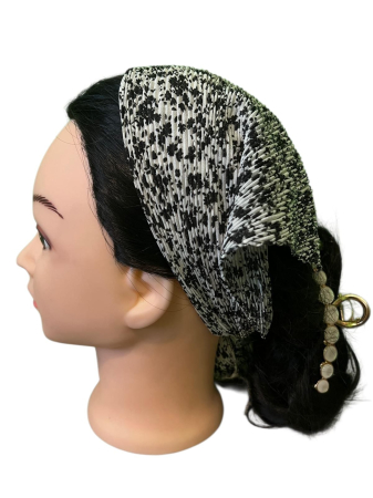 Baticute Plisate cu Model - Baticut plisat pentru femei, alb-crem cu imprimeu floral negru marunt, accesoriu de cap feminin, elegant si confortabil.