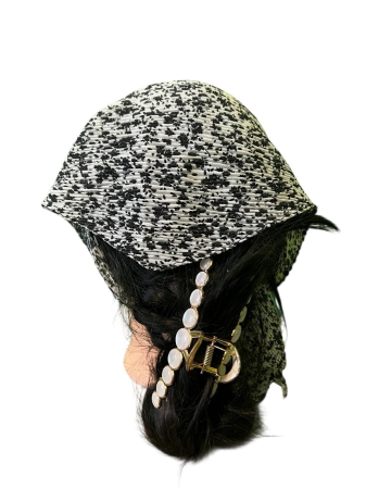 Baticut plisat pentru femei, alb-crem cu imprimeu floral negru marunt, accesoriu de cap feminin, elegant si confortabil. [1]