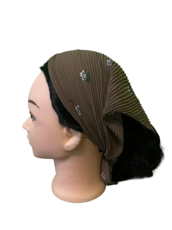 Baticute Plisate cu Model - Baticut plisat pentru femei, taupe cu flori albe mici, accesoriu de cap feminin, elegant si confortabil.