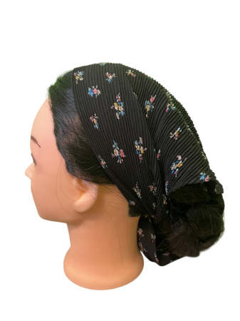 Baticute Plisate cu Model - Baticut plisat pentru femei, negru cu flori mici multicolore, accesoriu de cap feminin, modern si confortabil.