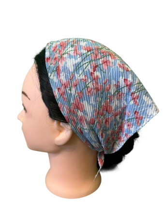 Baticute & Cordelute - Baticut plisat pentru femei, bleu deschis cu flori roz si accente verzi, accesoriu de cap feminin si elegant.