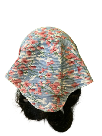 Baticut plisat pentru femei, bleu deschis cu flori roz si accente verzi, accesoriu de cap feminin si elegant. [1]