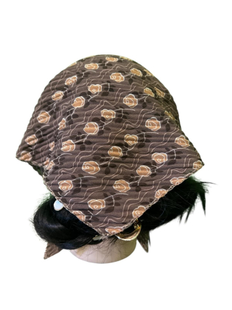 Baticut plisat pentru femei, maro cu imprimeu floral caramel si bej, accesoriu de cap feminin, elegant si confortabil. [1]