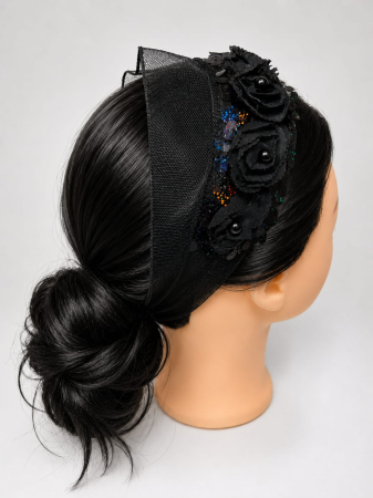 Esarfa brodata - Esarfa neagra de pus pe cap, cu flori aplicate 3D, paiete si perle, accesoriu elegant pentru mirese si ocazii speciale.