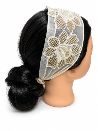 Esarfa brodata - Esarfa brodata de pus pe cap, ivoire, din tulle fin cu broderie florala aurie, accesoriu elegant pentru mirese, cununie si evenimente speciale.