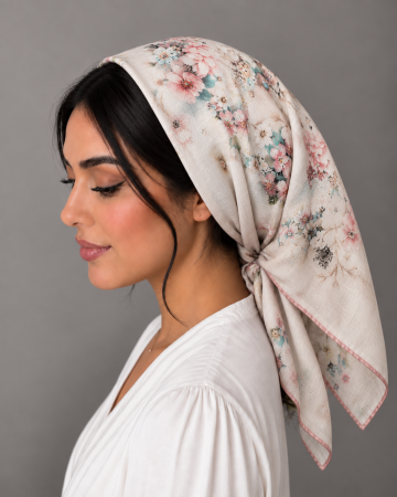 Esarfa patrata din bumbac 90 x 90 cm, Crem Floral Negru-Gri, cu imprimeu floral monocrom negru, gri si alb pe fundal crem. [1]