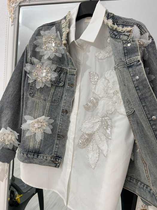 Geacă Denim accesorizată cu flori [2]