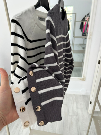 Bluză accesorizată cu nasturi tip bijuterie- Alb [1]