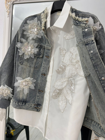 Geacă Denim accesorizată cu flori [1]