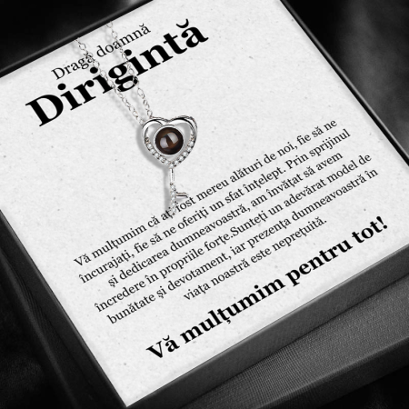 CADOU PROFESORI - Set Cadou pentru Doamnă Dirigintă– Colier cu Pandativ Cheia destinului din Argint 925 placat cu rodiu, Cutie Elegantă și Felicitare Personalizată
