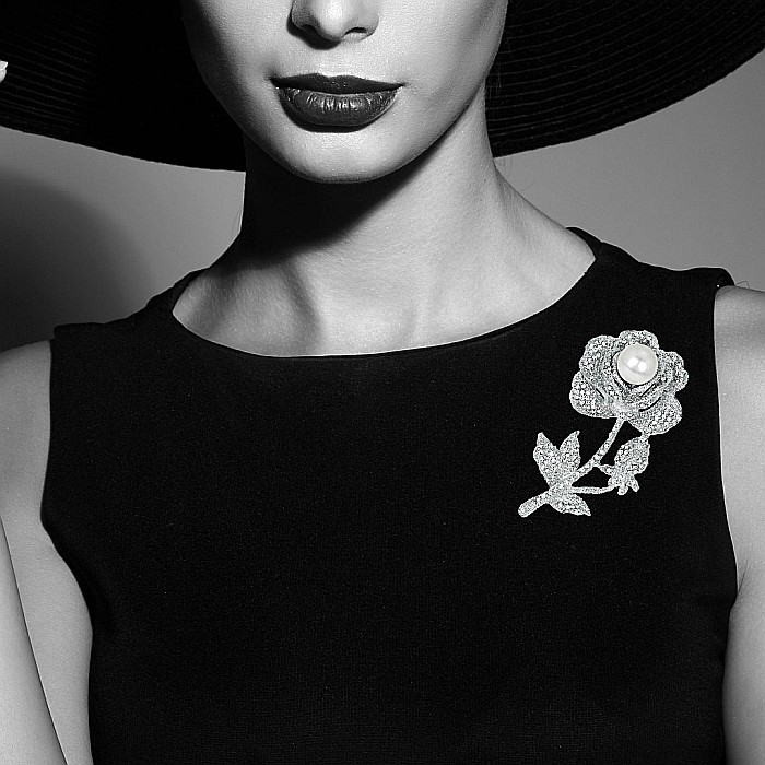 Brosa Trandafir Argintiu cu Perla Naturala Alba [5]