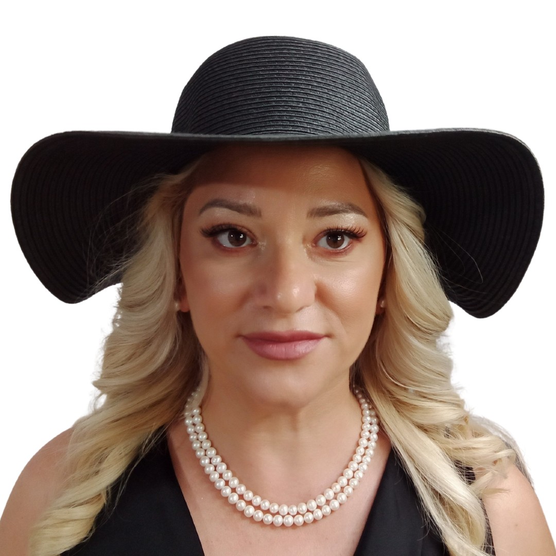 Colier Dublu cu Perle Naturale Albe 6–7 mm, Calitatea AA+, Pe Model cu Pălărie Neagră, Vedere Frontală